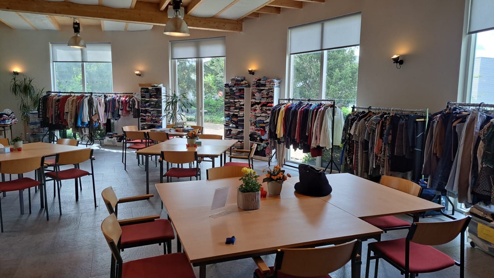 Ontmoetingsruimte en afhaalwinkel